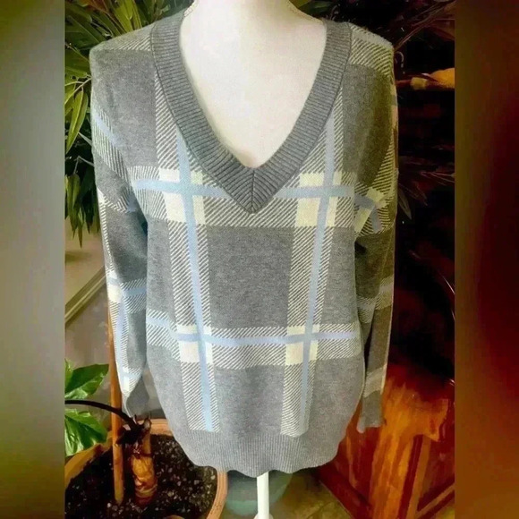 Max Studio NWOT. Never worn super soft. Large. V neck plaid print gray blues - Picture 5 of 11